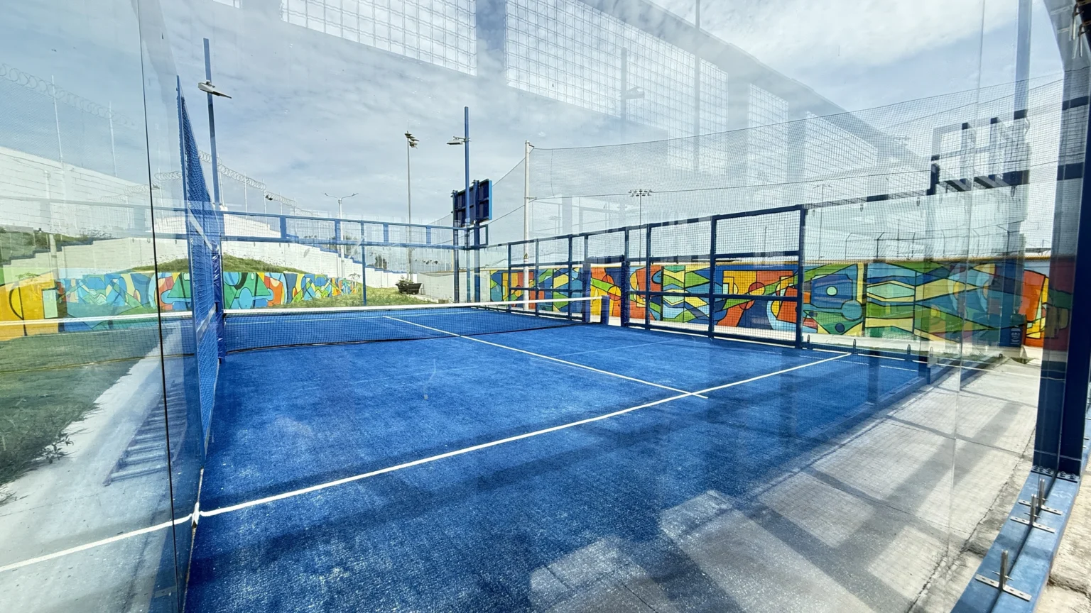 cancha de pádel profesional con vidrio templado