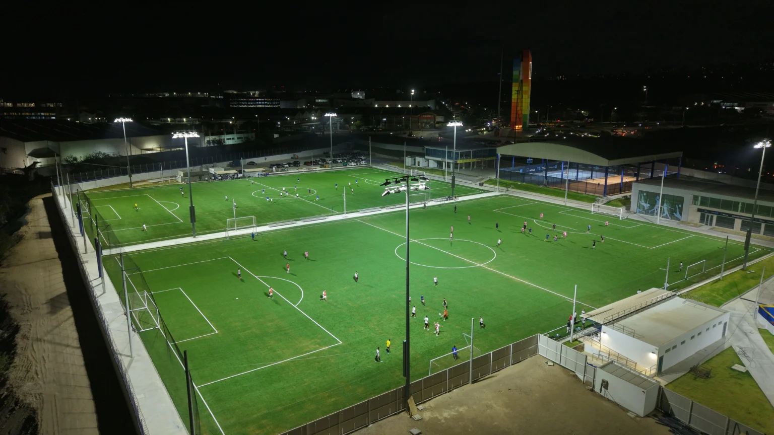 shockpad instalado en cancha deportiva con césped sintético
